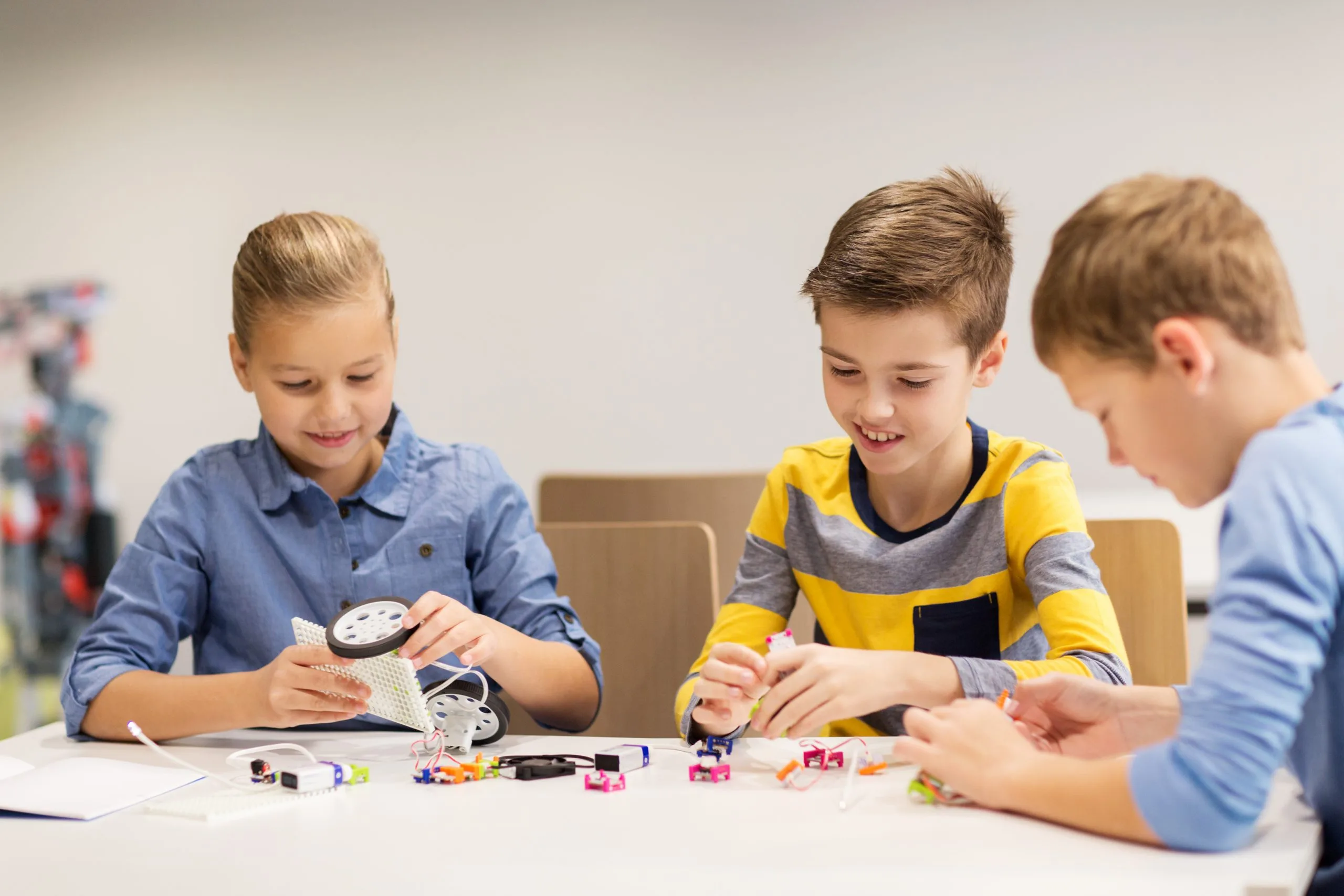 Equipo educativo de La Roboteca trabajando con robots