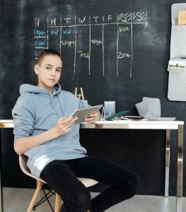 ¿Necesitas ayudar a tus hijos en la educación desde casa? Tenemos 4 consejos que facilitarán aplicar el aprendizaje STEAM desde casa